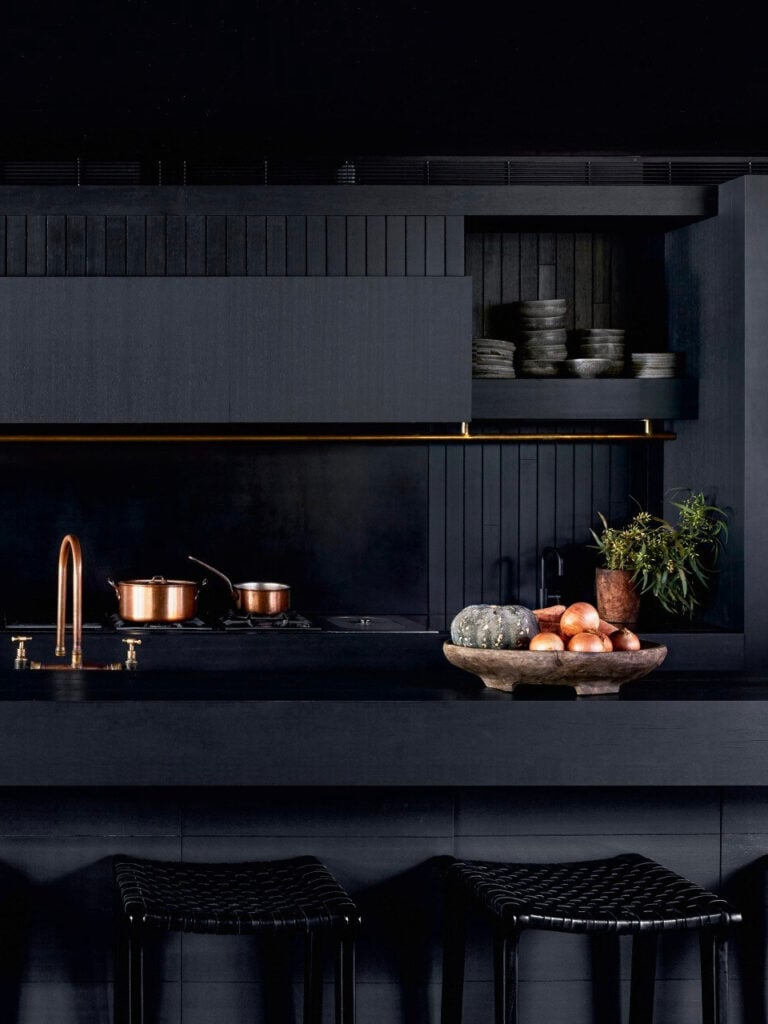 cuisine toute noire robinet cuivre rétro