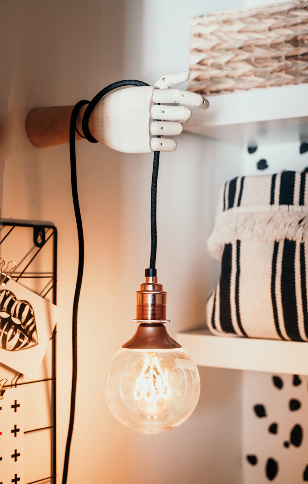 deco murale bois suspension ampoule cuivré blanc coussin noir blanc frange