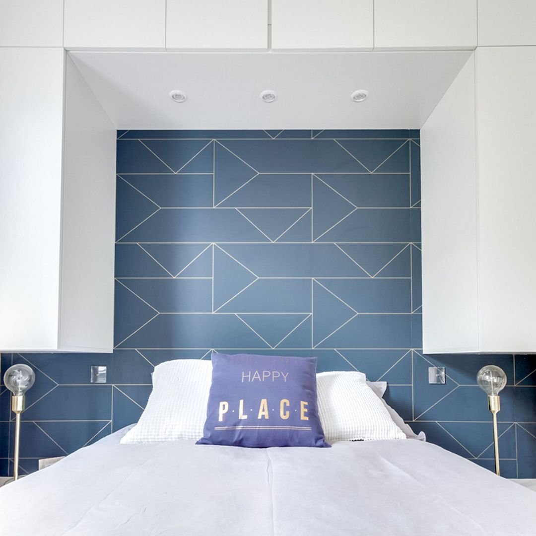 deco scandinave bleu géométrique meuble blanc barreau bois lampe laiton