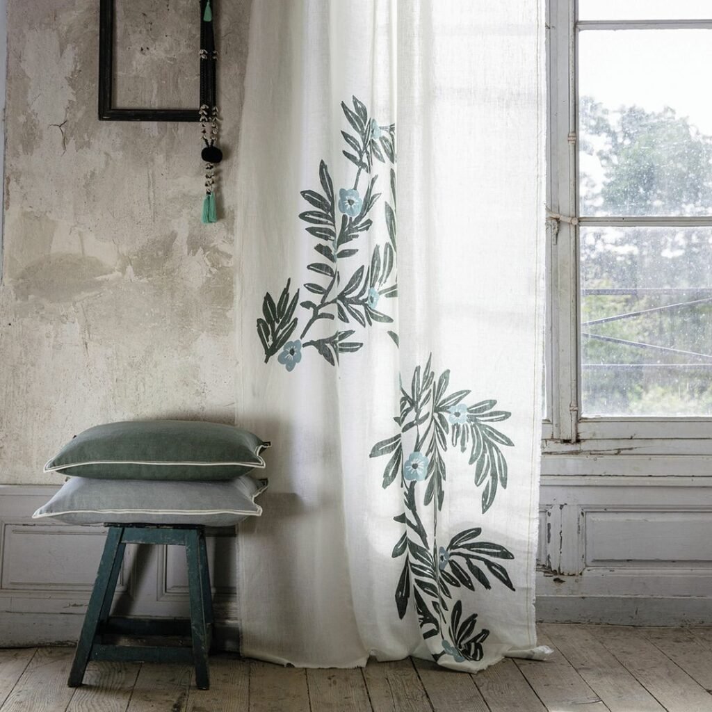 déco wabi sabi gris vert blanc rideau motif végétal