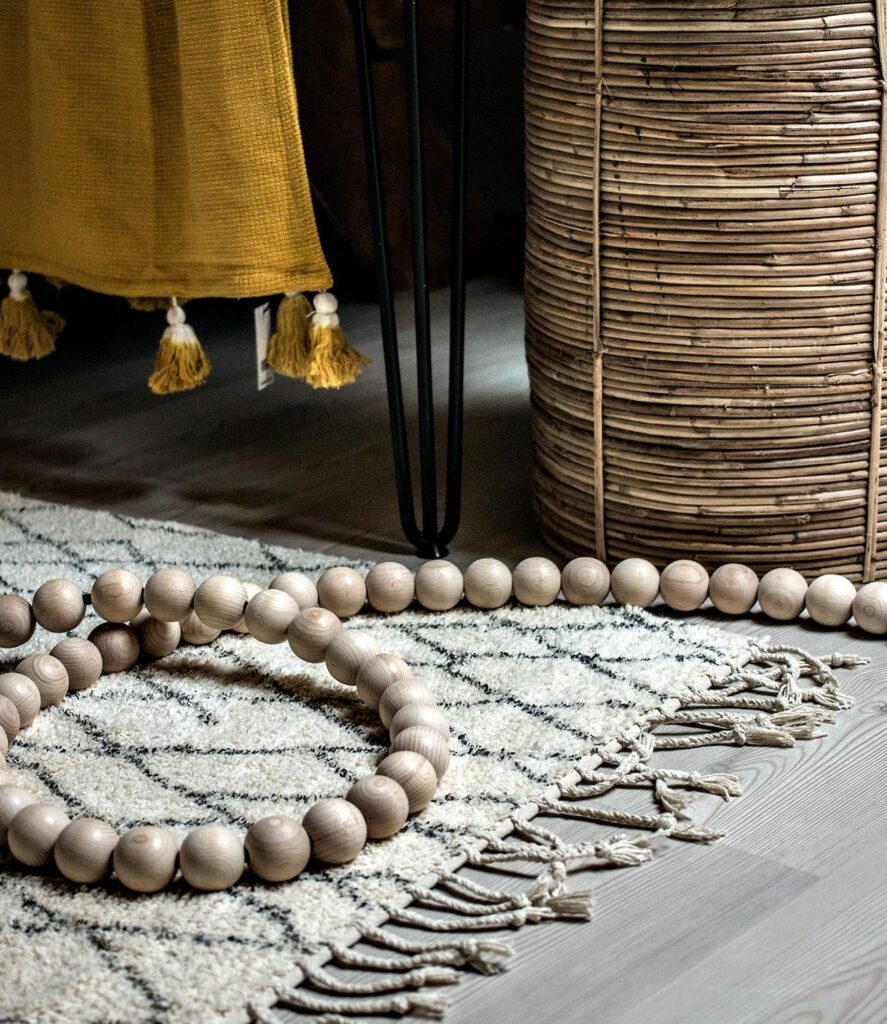 détail déco bohème berbère plaid jaune moutarde