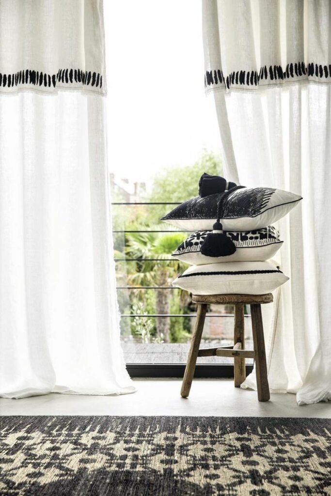 Élitis rideaux blanc lin brodé noir ethnique chic