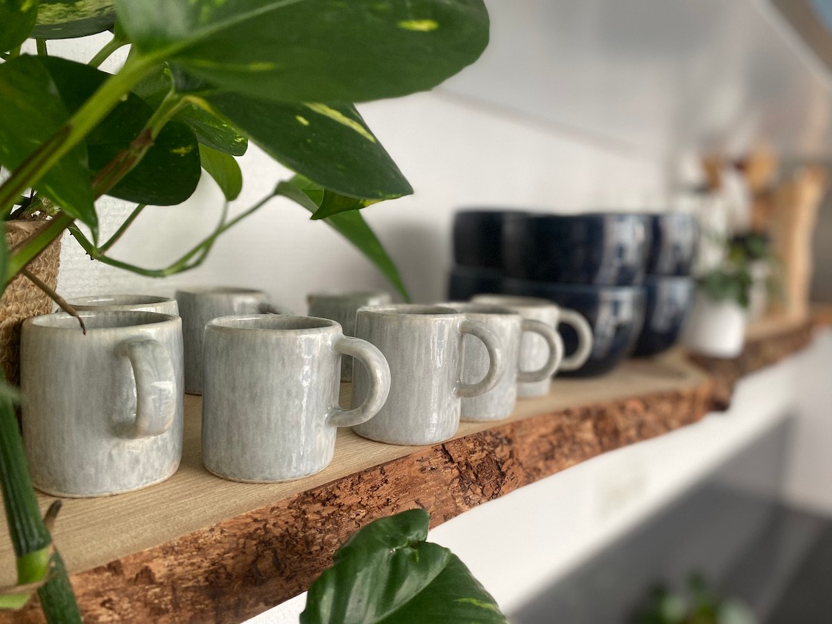 étagère diy planche bois brut tasse artisanale café grès gris