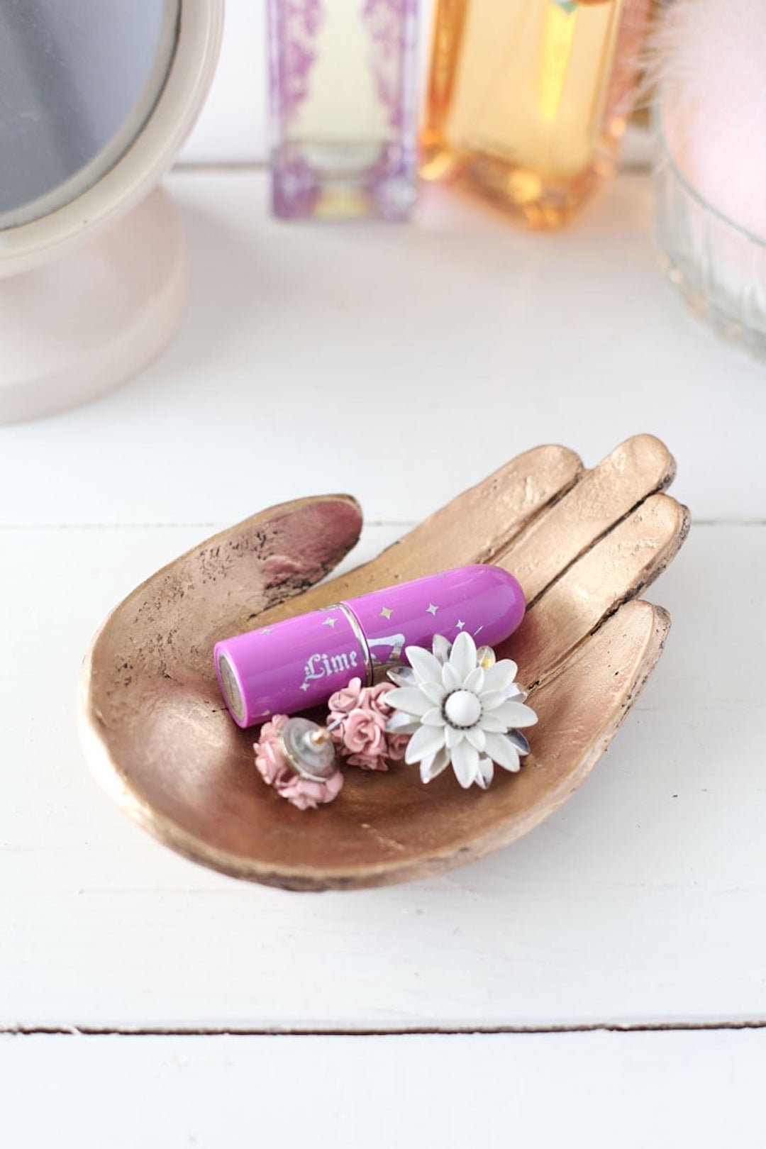 idée rangement porte bijoux main peinture marron acier cuivré nacré