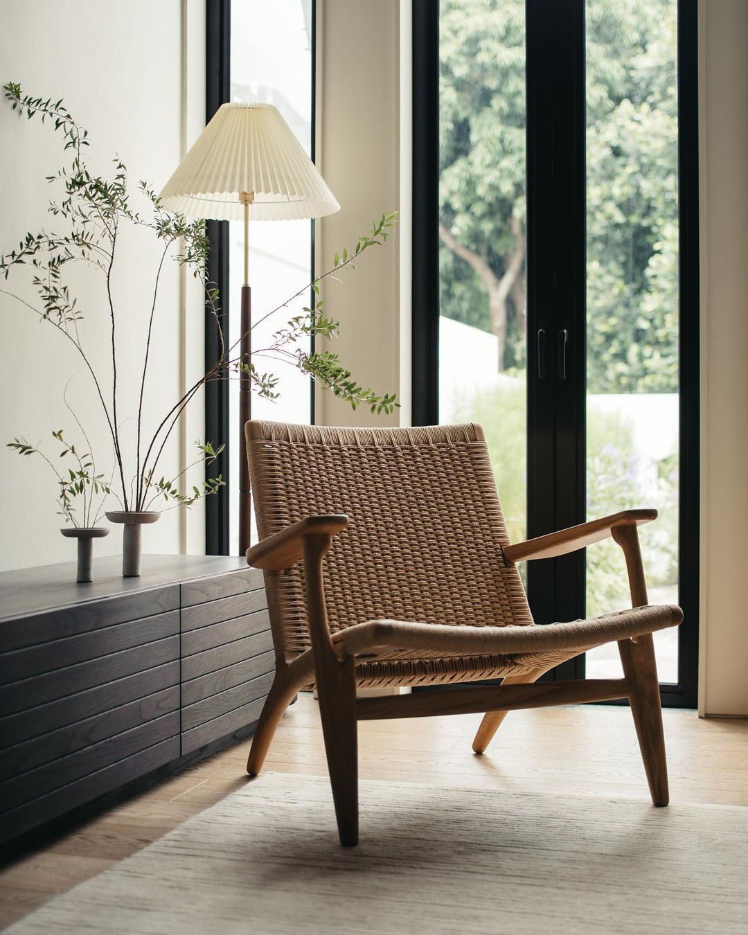 intérieur déco japandi scandinave japonisant chaise CH25 Hans J. Wegner