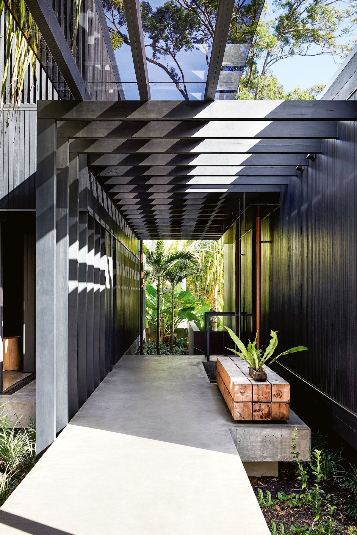 longère moderne noire entrée paroi verre architecture