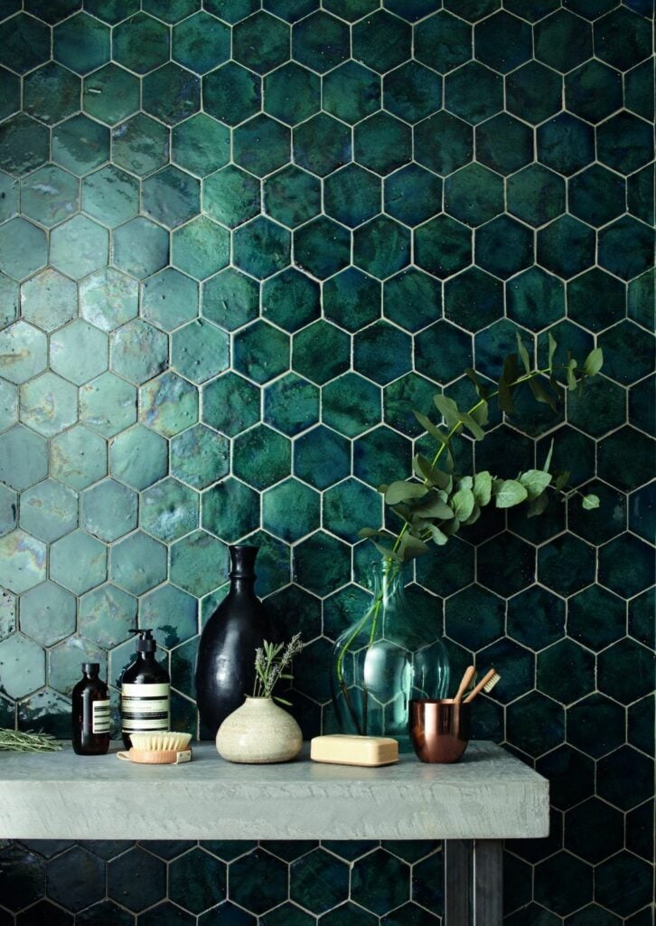 mur crédence vert sapin salle de bain sobre élégant