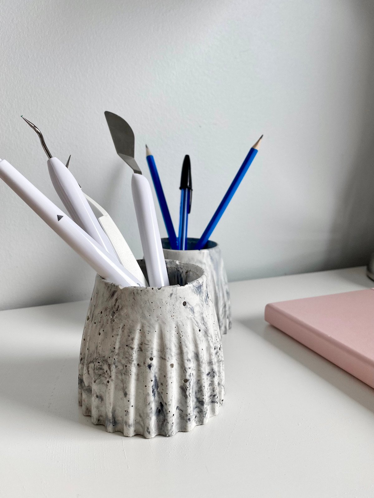 porte-crayon diy béton moucheté - blog déco - clem around the corner