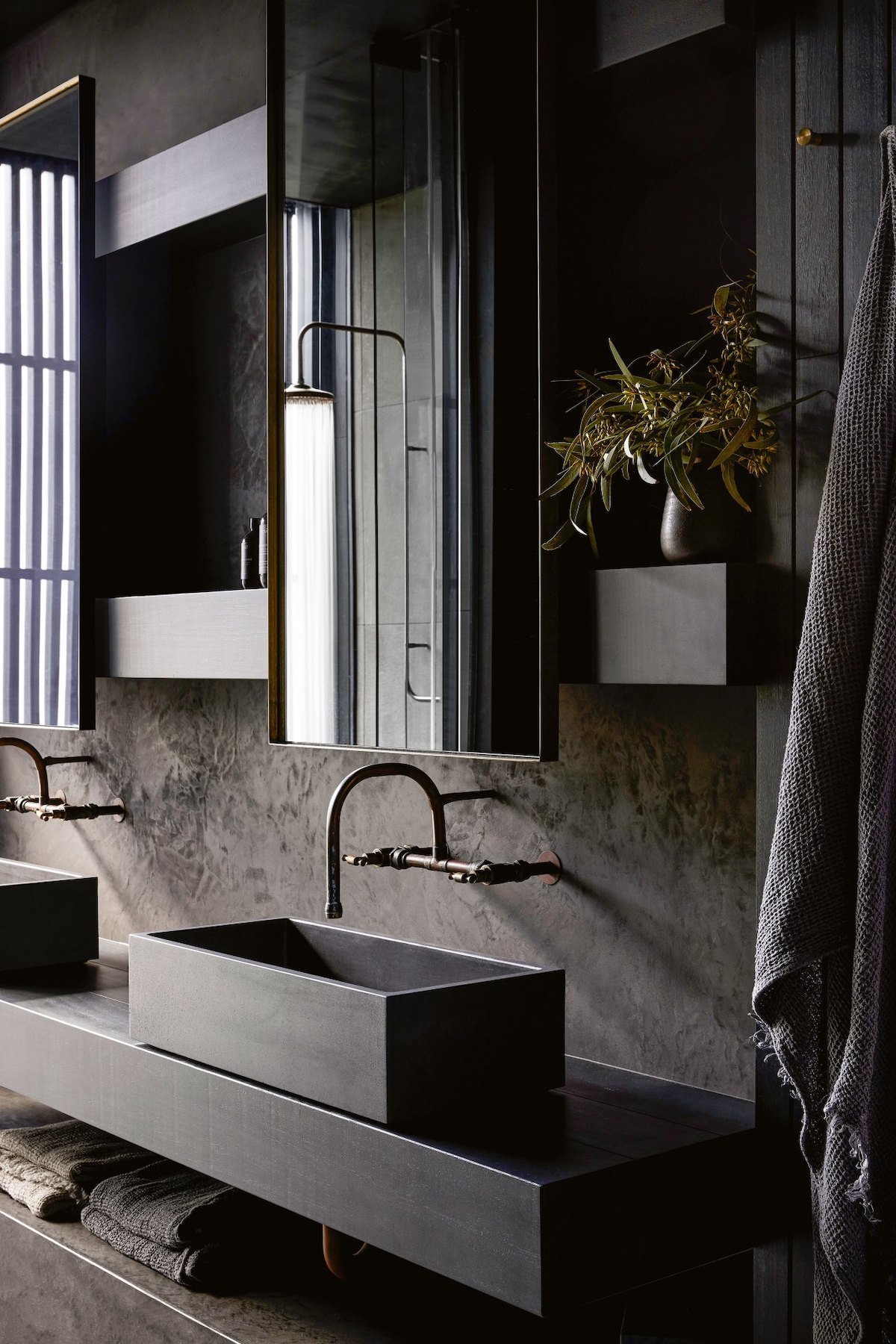 salle de bain brut déco noire grise anthracite longère moderne