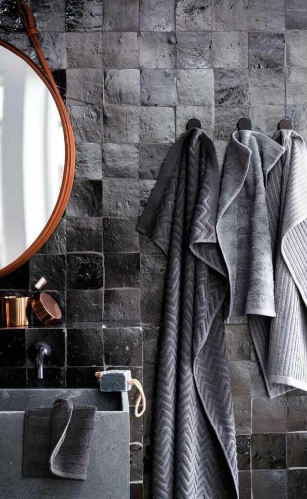 salle de bain crédence carreaux noir miroir rond