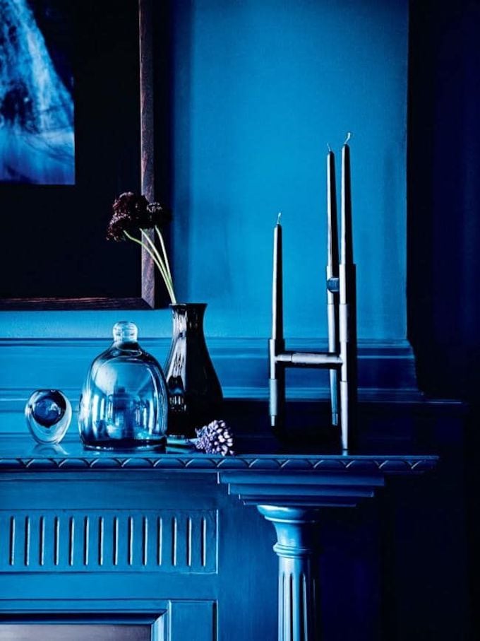 salon bleu cheminée moulure mur deco monochrome