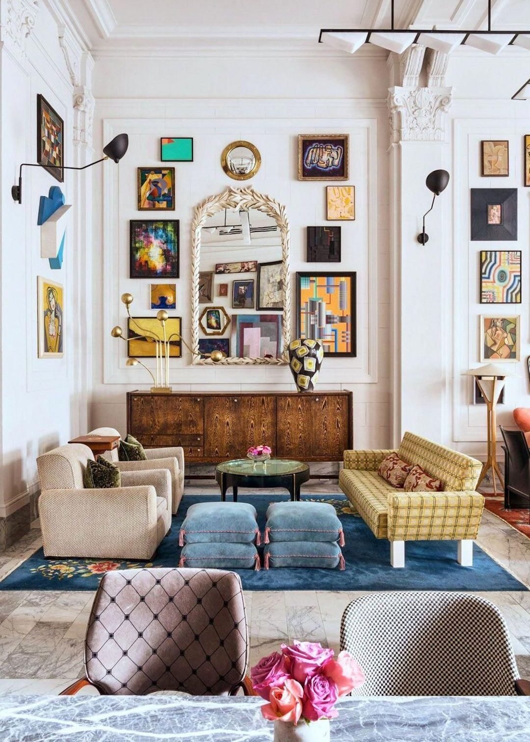 salon canapé jaune blanc bleu velours mur de cadres