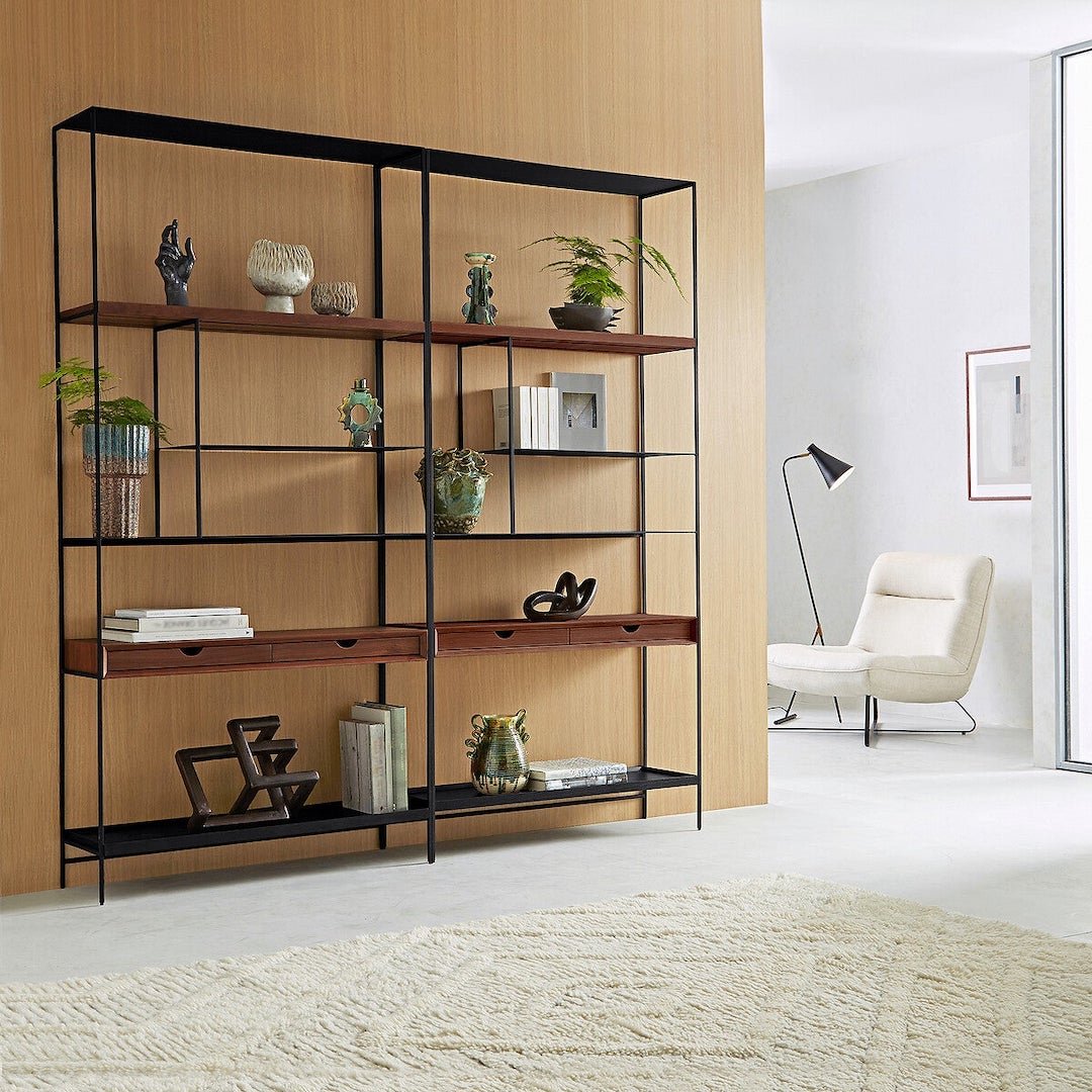 salon contemporain mur bois étagère noir métallique