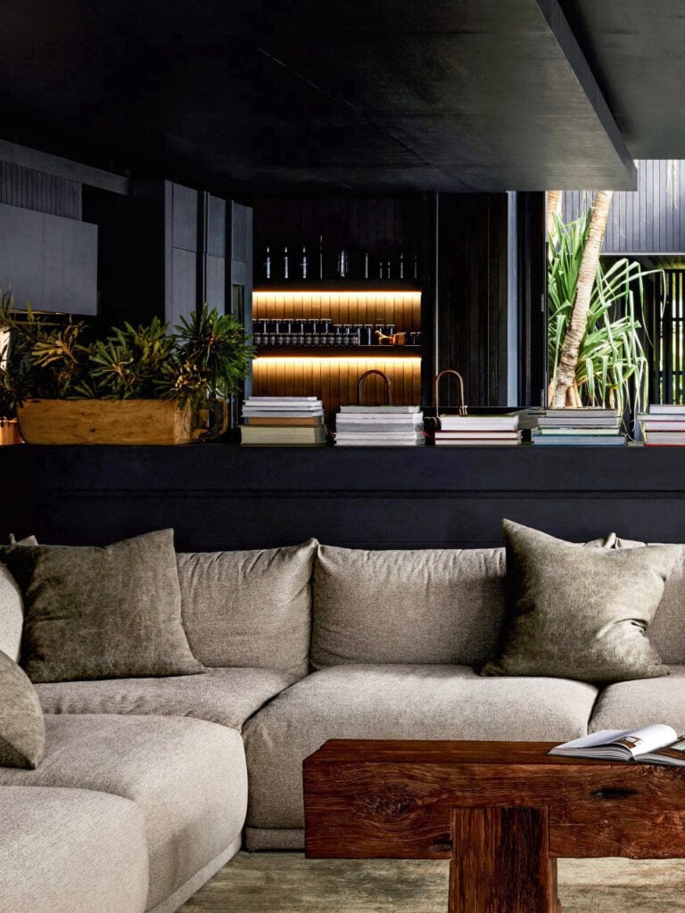 salon nature mur noir canapé beige modulable