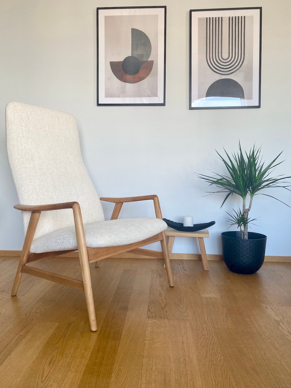 salon rétro moderne noir blanc fauteuil bouclette mid-century