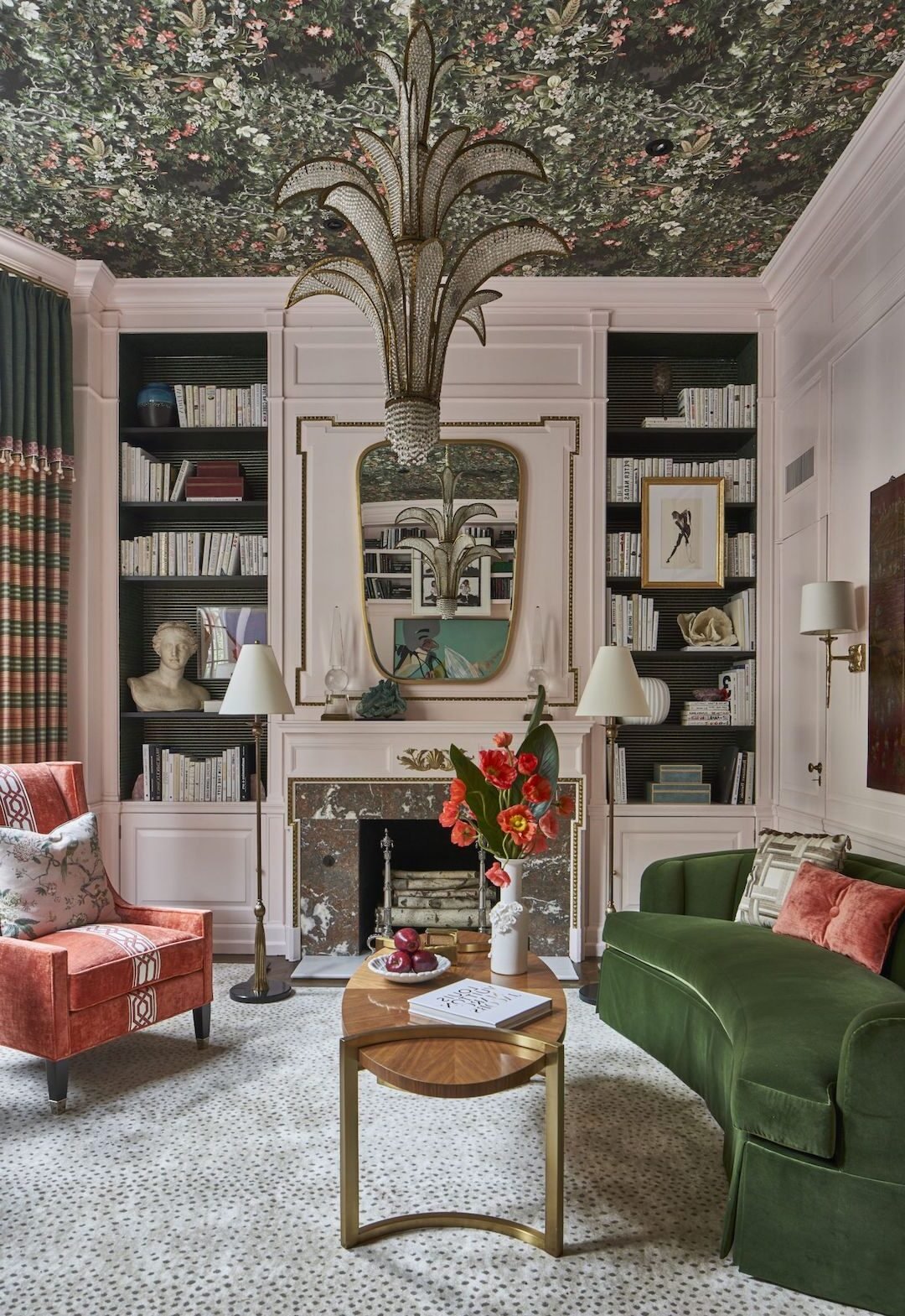 salon vintage canapé vert velours tapisserie fleuri table basse dorée