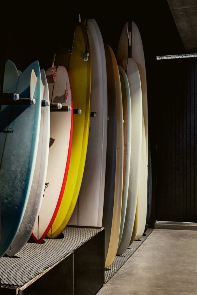 sous-sol garage rangement planche surf rack