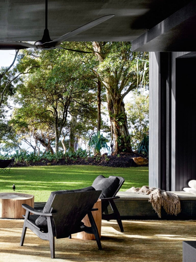 terrasse salon ouvert longère moderne noire