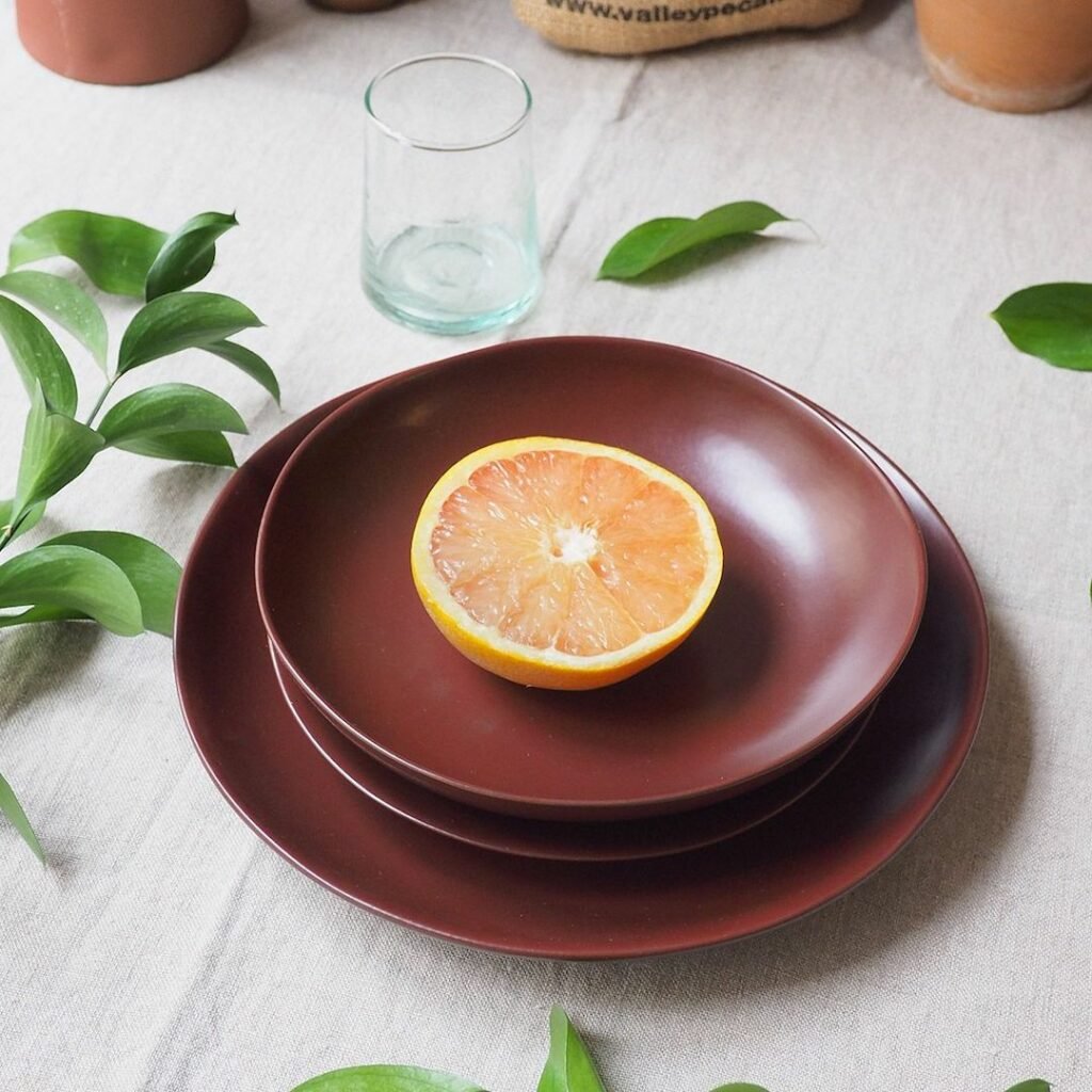 assiette en céramique rouge terracotta