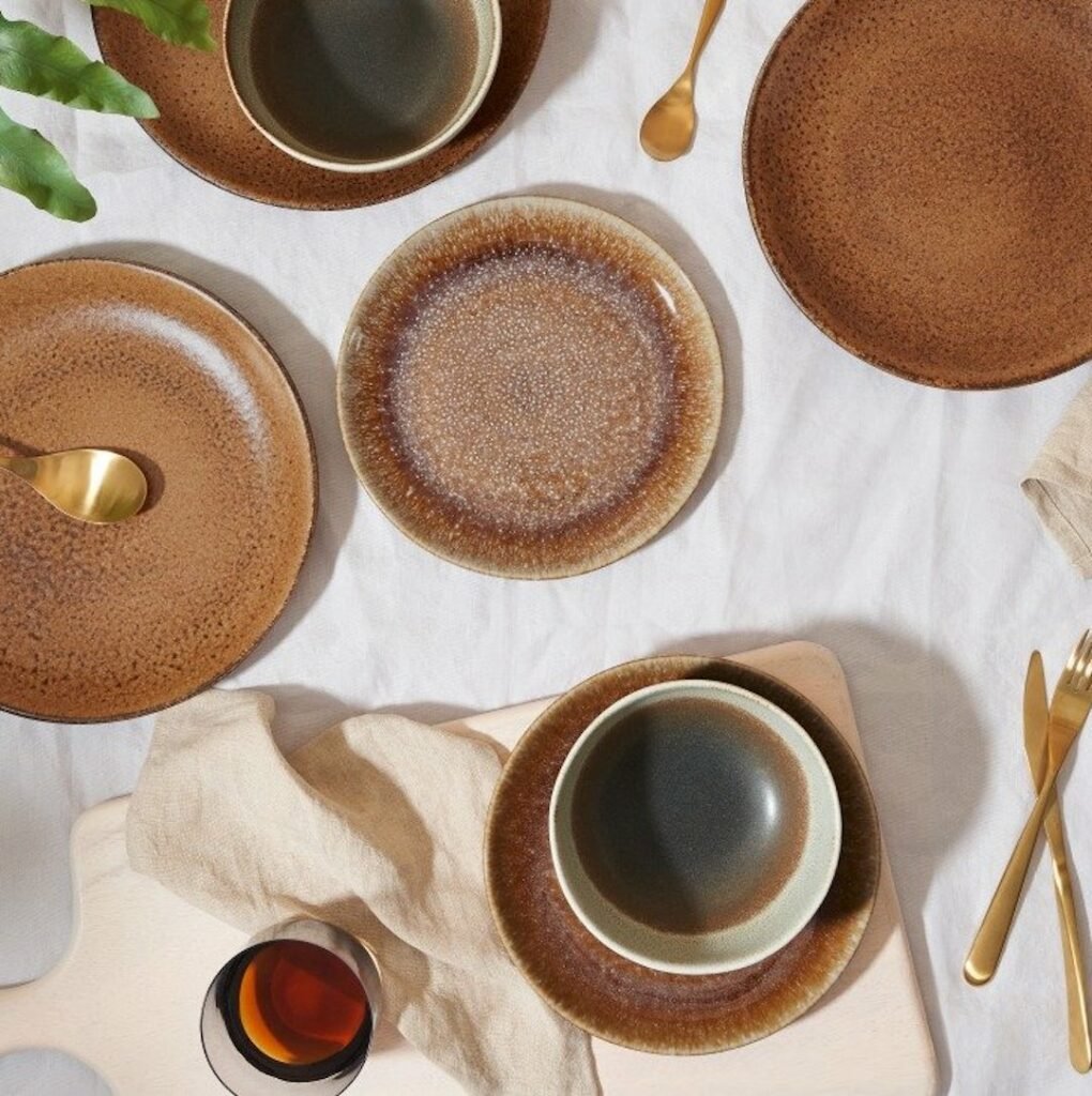 assiette ronde rouge terracotta dégradé couvert laiton nappe blanche