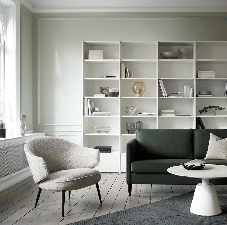 canapé droit vert foncé fauteuil blanc table basse ronde salon contemporain