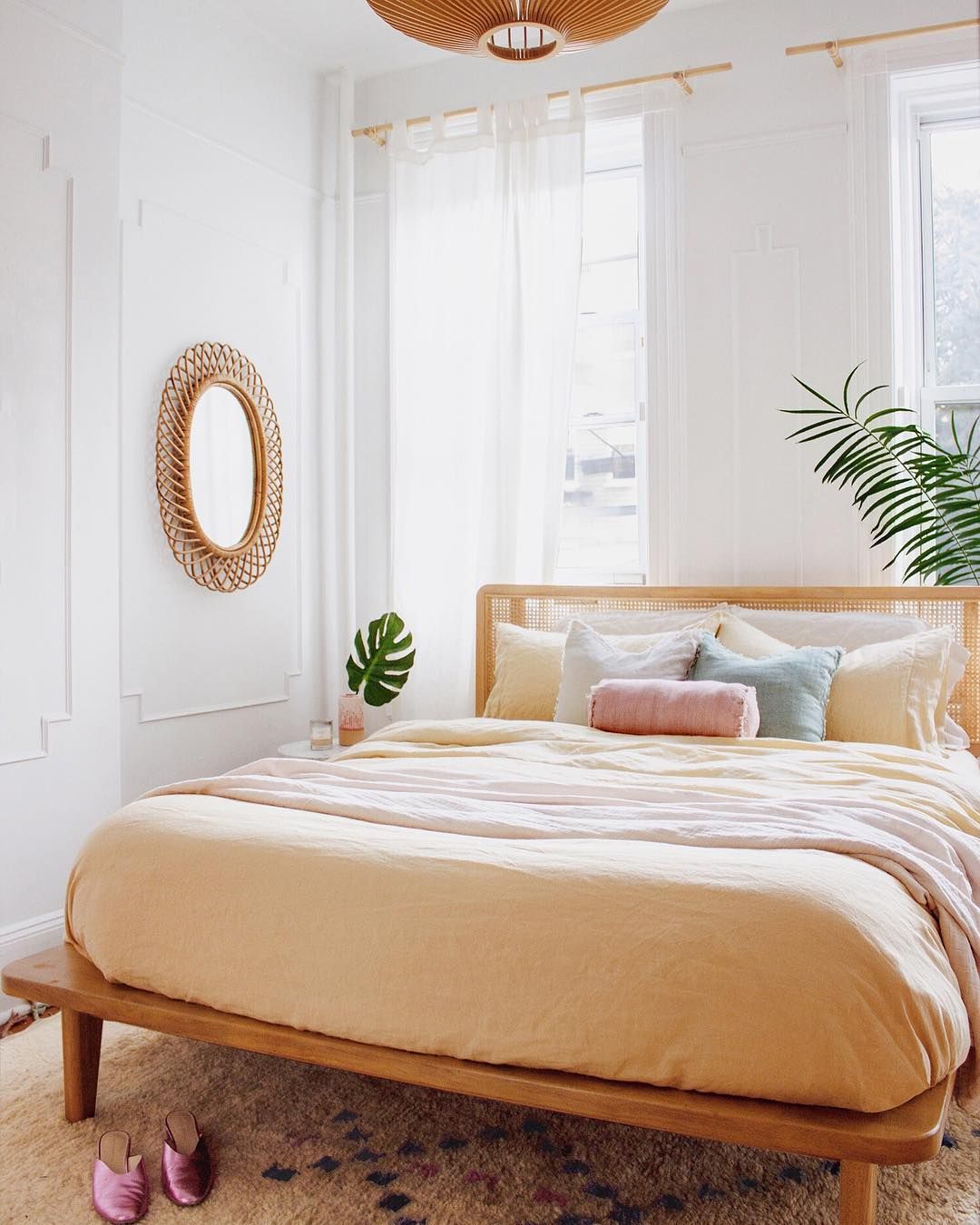 chambre lit double miroir rond plante verte