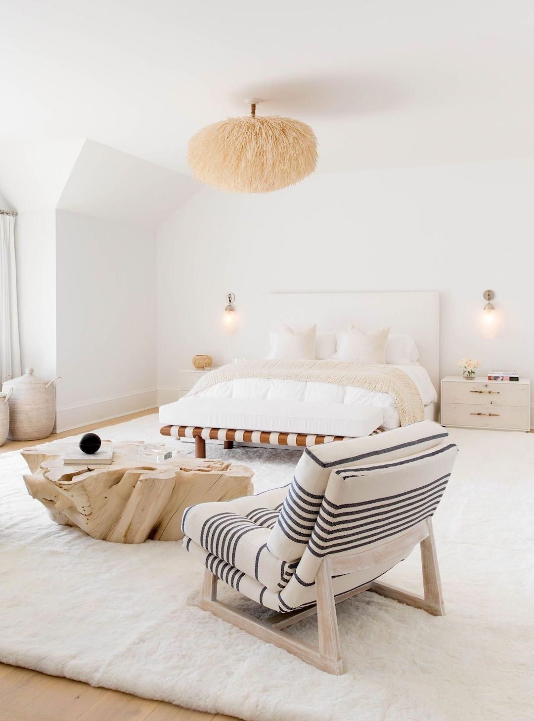 chambre spacieuse blanche lumineuse tapis fauteuil à rayures