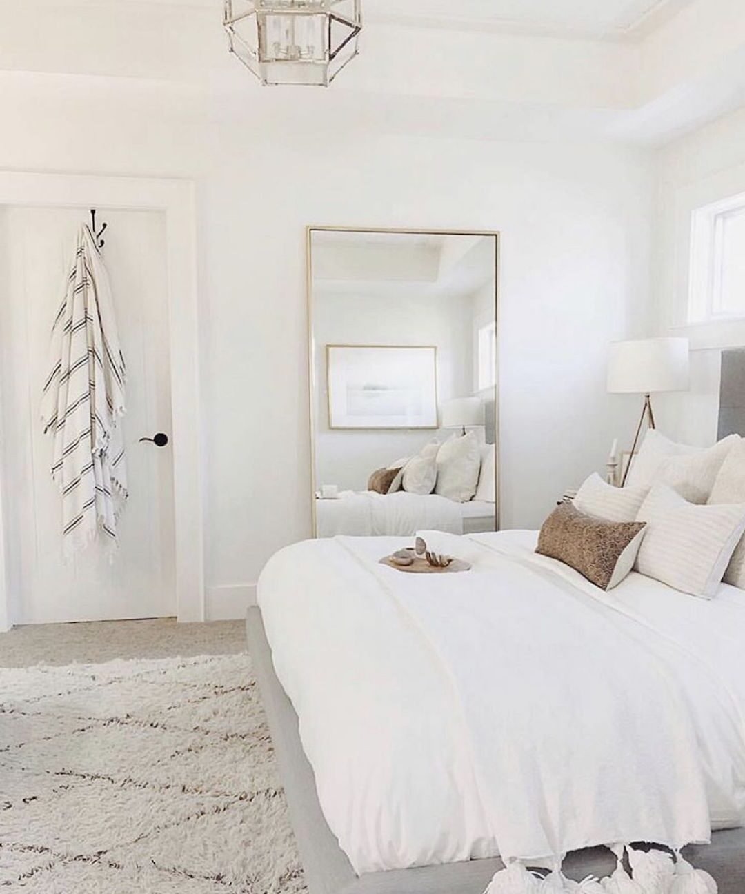 chambre total look blanc tapis berbère miroir rectangle doré