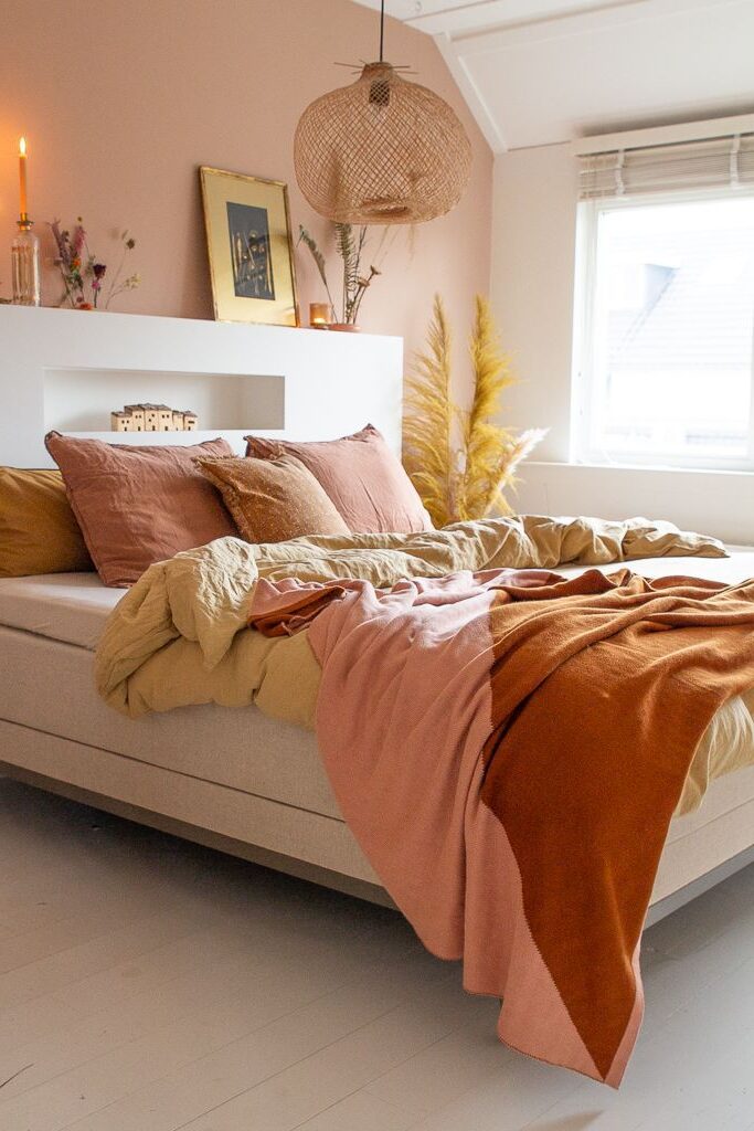 deco rose pastel herbe de la pampa jaune moutarde lit double