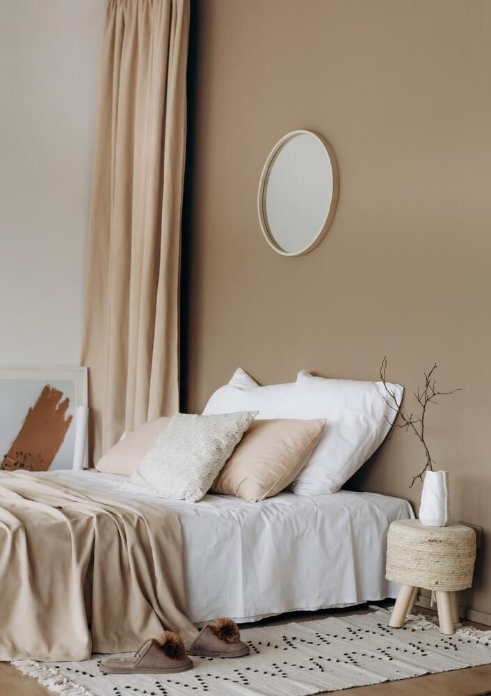 deco taupe naturelle tapis berbère noir blanc miroir rond