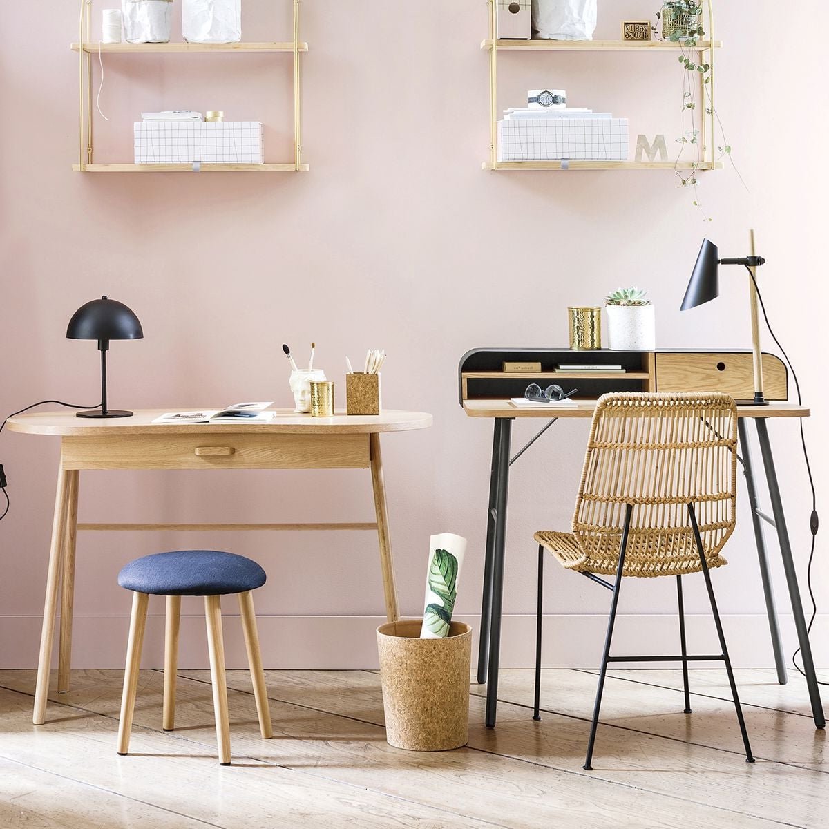 chambre amis bureau double télétravail mur rose pâle