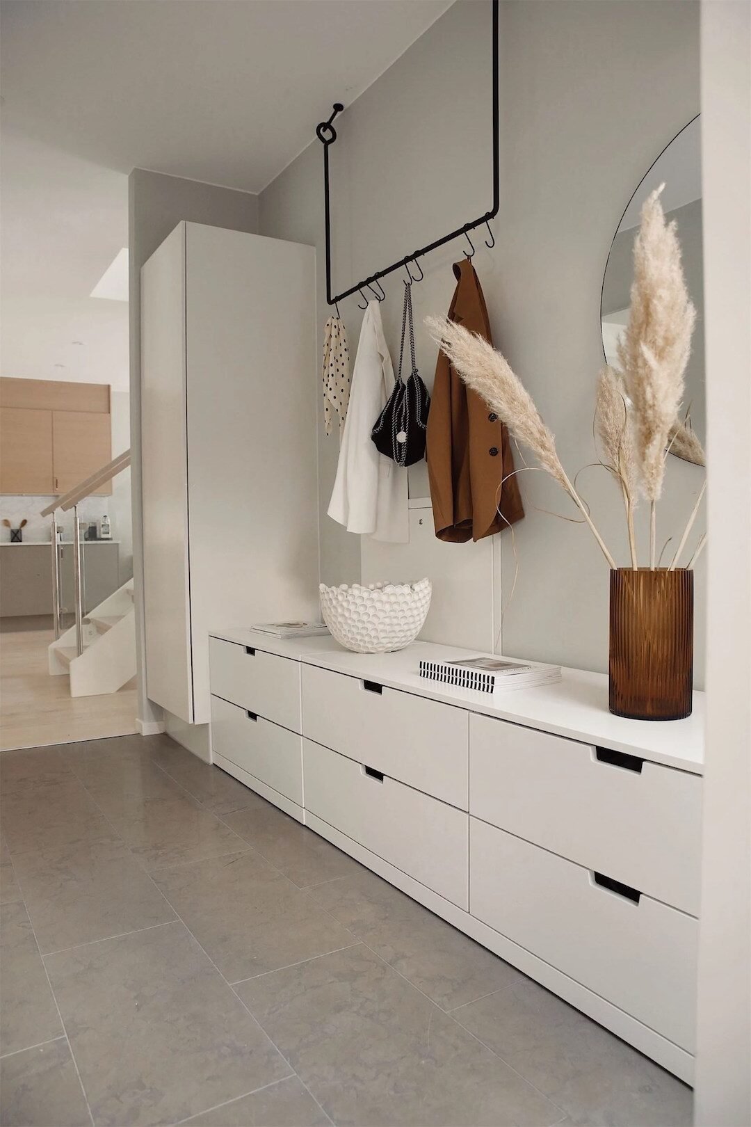 idée décoration intérieure chambre barre métallique noir herbe de la pampa