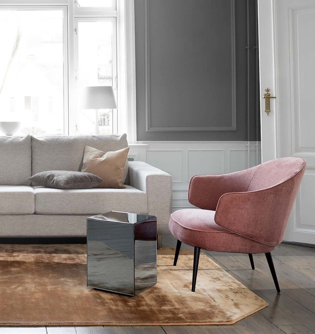 petit fauteuil rond rose pieds noirs accoudoir salon lumineux