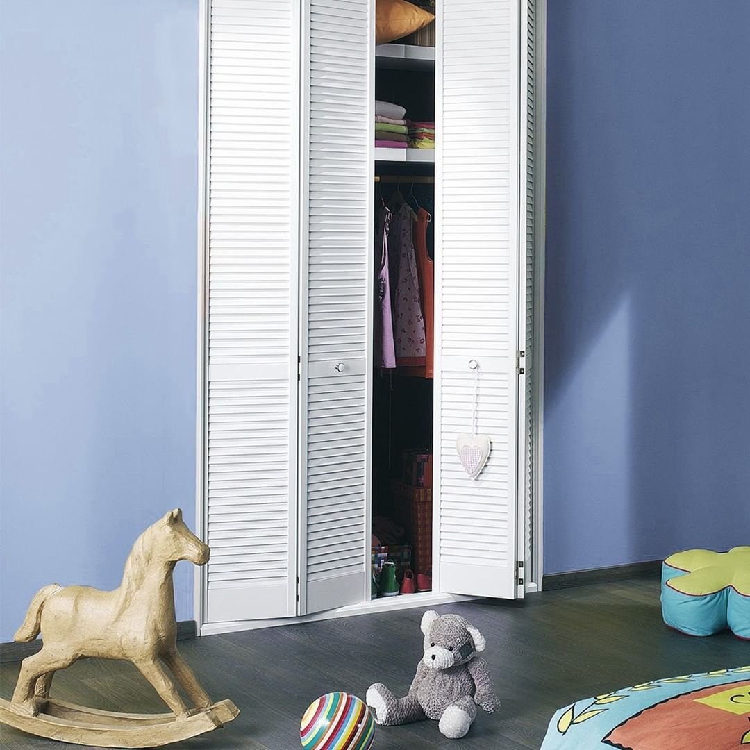 porte placard façon volet persienne chambre enfant bleue