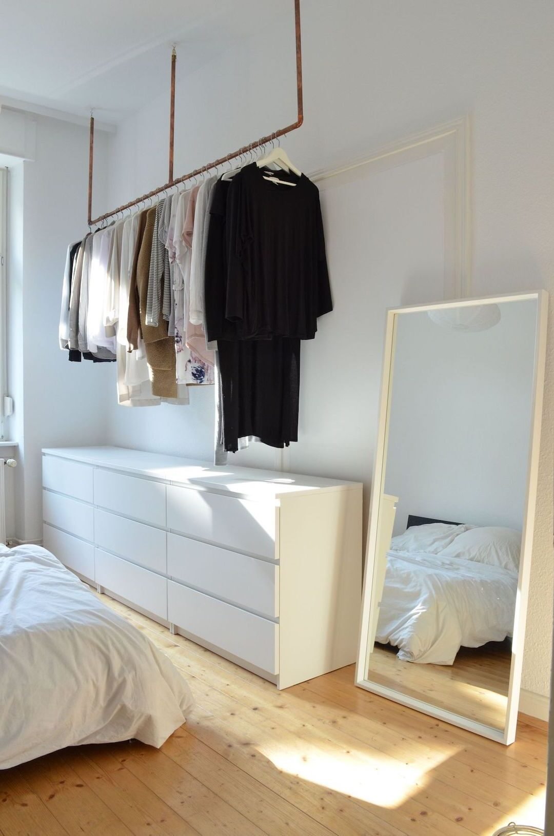 rangement chambre étagère meuble blanc miroir parquet bois