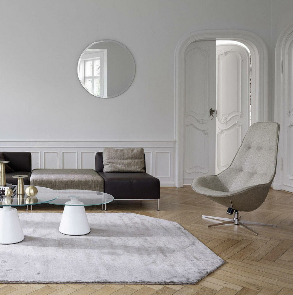 salon blanc fauteuil pivotant gris clair tissu parquet bois chevron