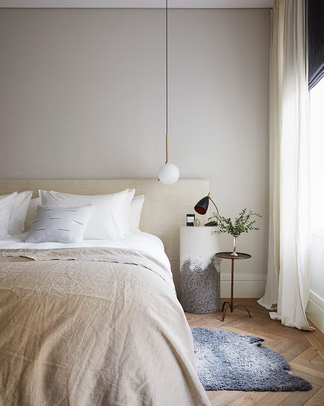 tapis fourrure gris bleu suspension ampoule blanche laiton