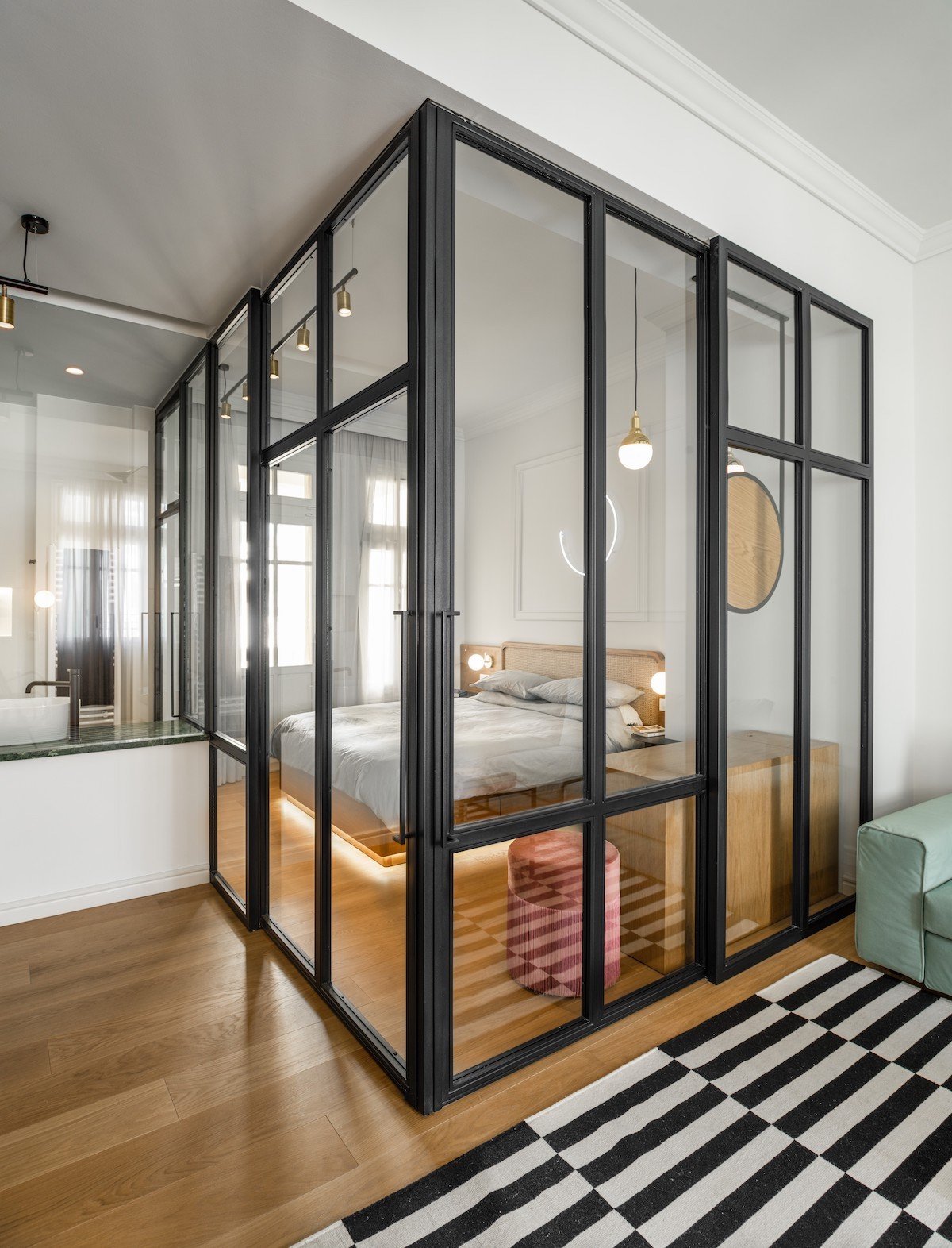 appartement transparent chambre ouverte verrière salon façon loft