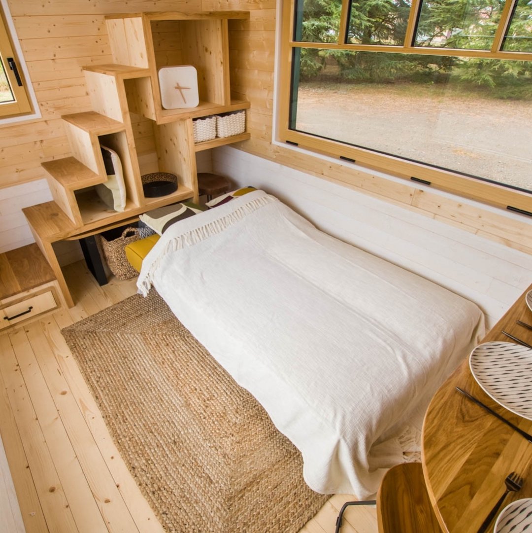 canapé droit dépliable jaune moutarde tapis fibre naturelle table basse bois