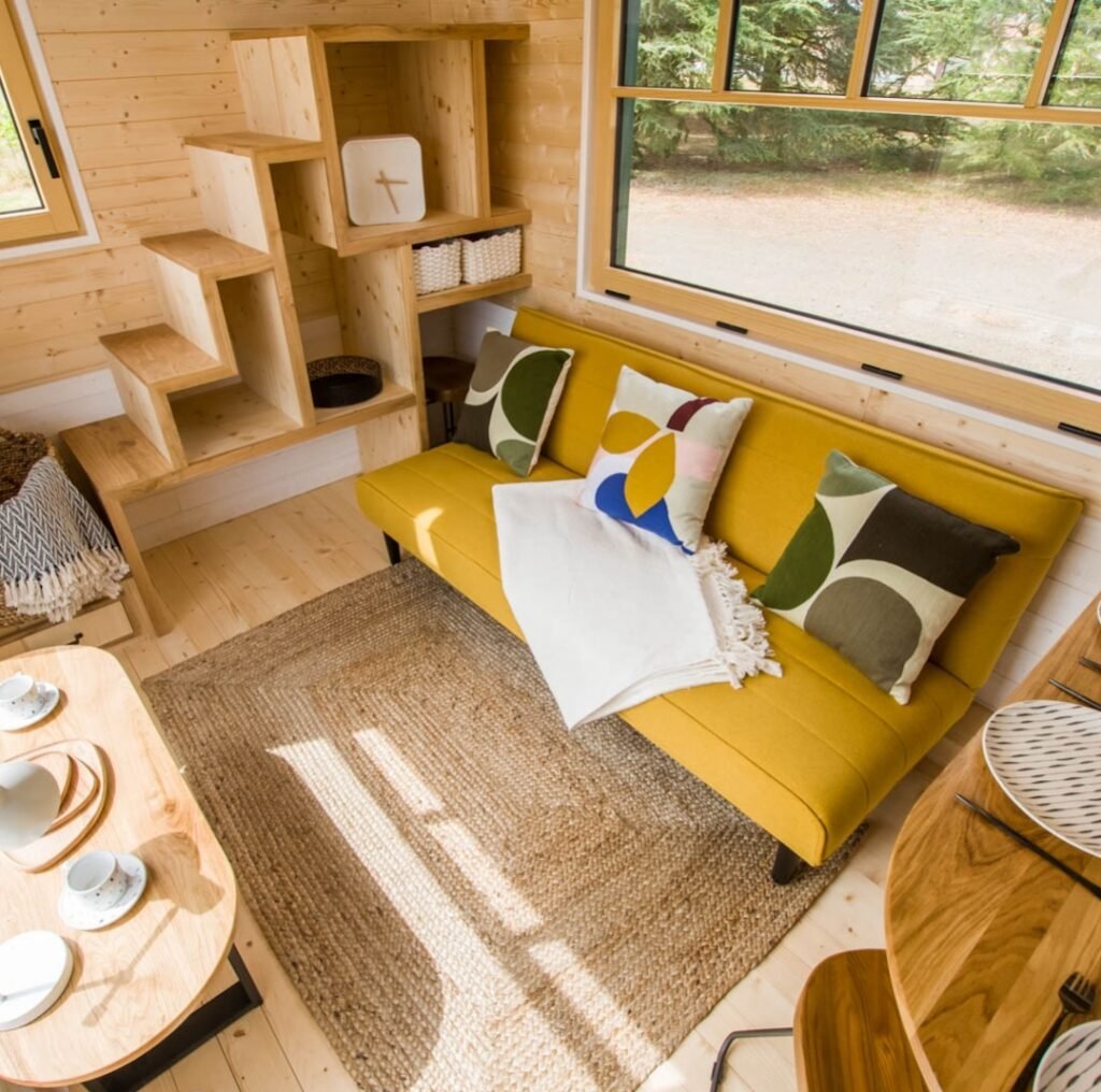 canapé droit jaune moutarde tapis fibre naturelle table basse bois escalier carré