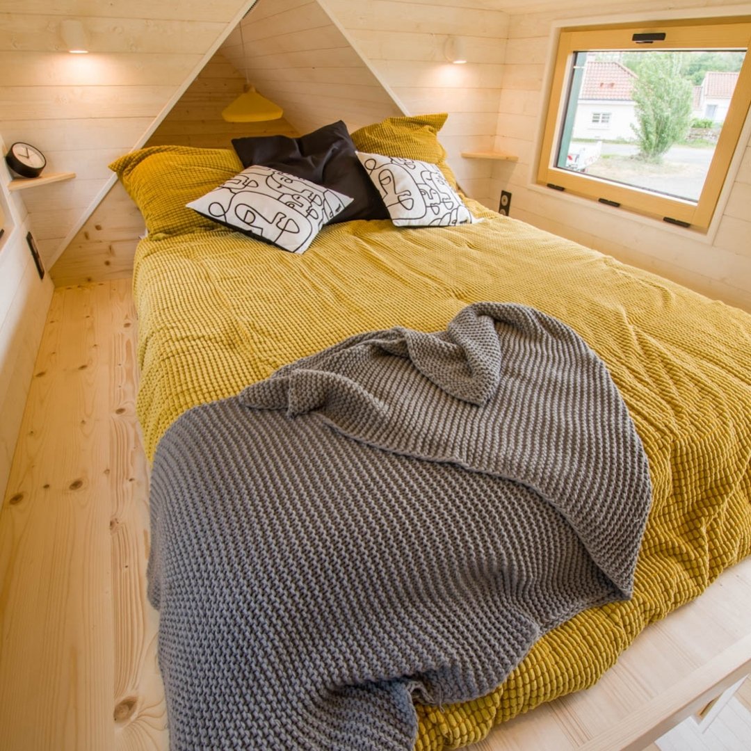 chambre matelas deux place couverture jaune moutarde étagère rangement