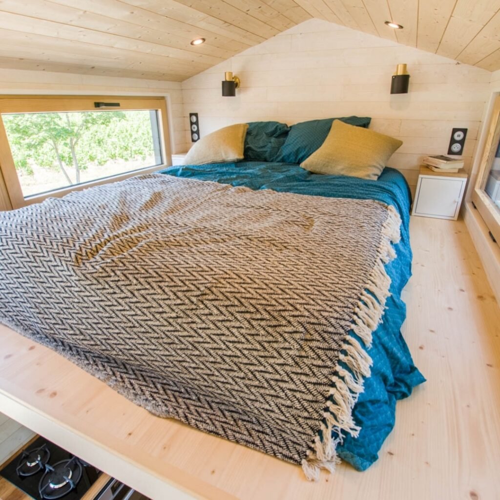 chambre mezzanine lit double table de chevet blanc