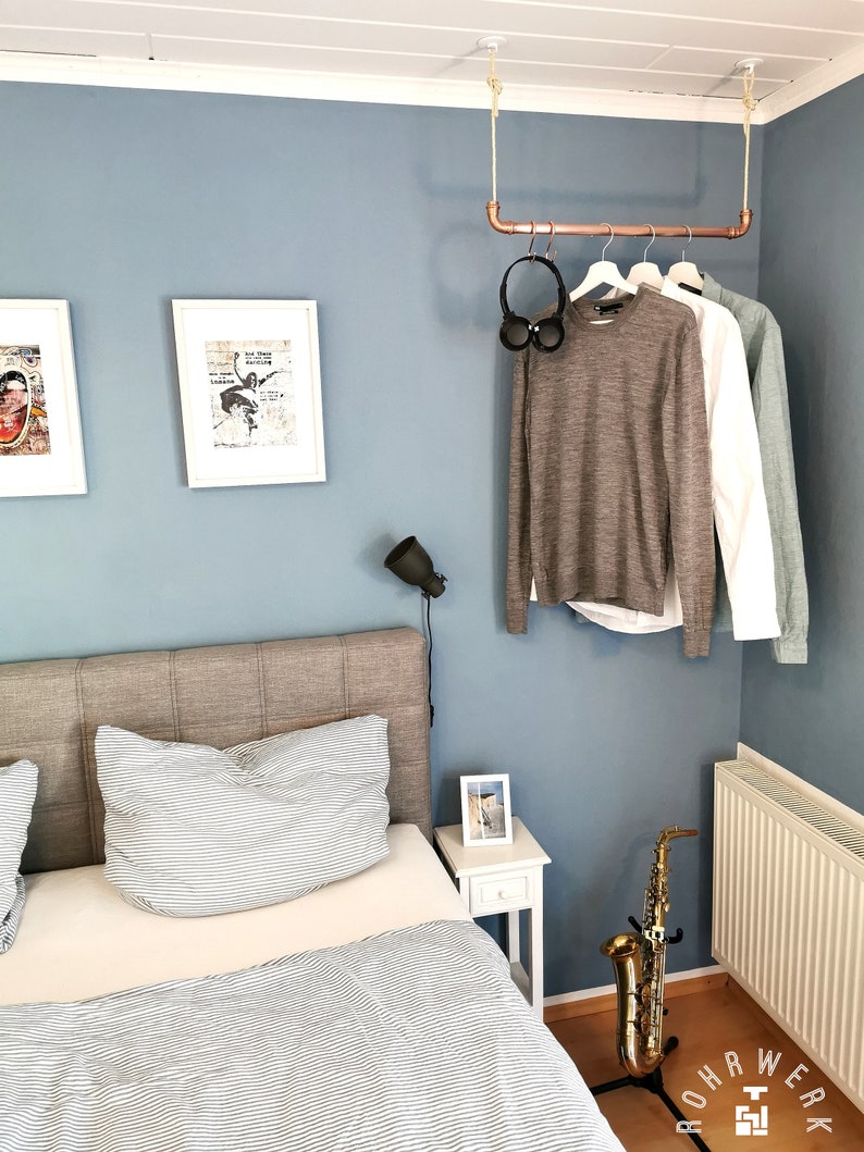 chambre mur bleu lit double tringle suspendu plafond