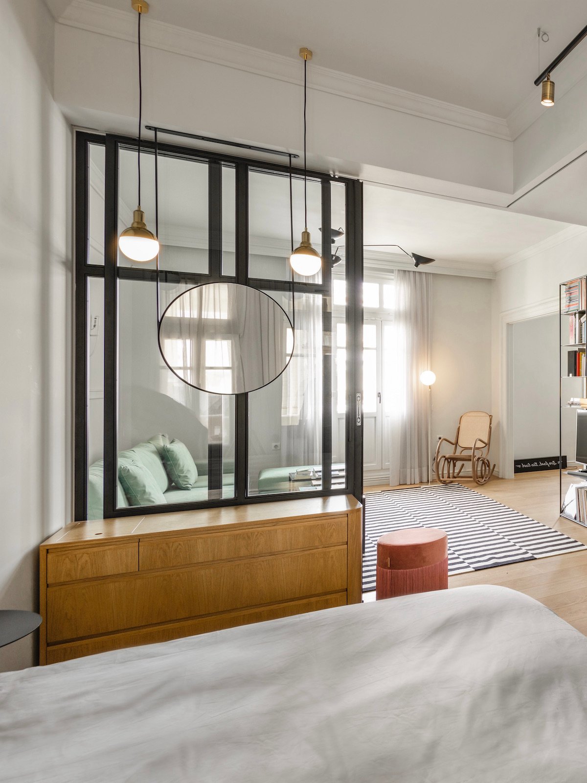 comment séparer chambre salon studio cloison verre coulissante