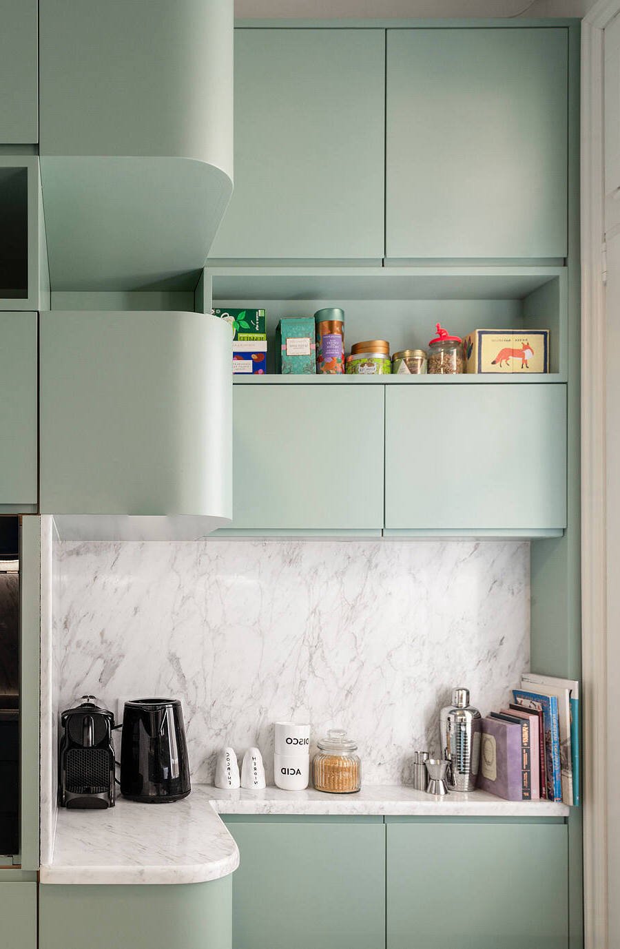 cuisine arrondie vert eau céladon marbre quartz blanc gris