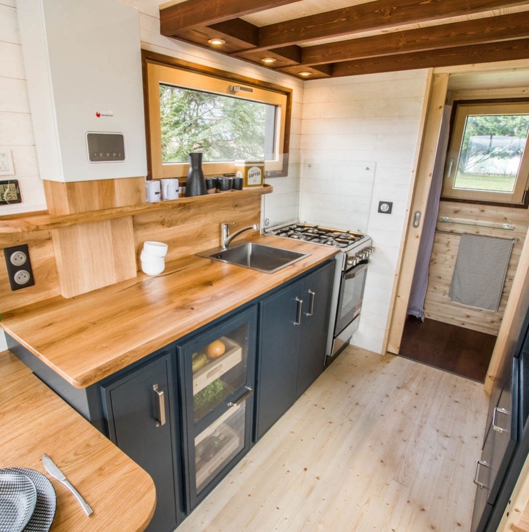 cuisine équipée plan de travail bois noir spot lumineux plafond