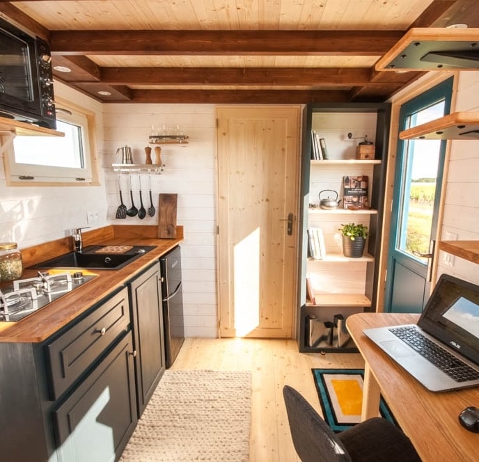 cuisine plan de travail bi coloré bois noir tapis beige