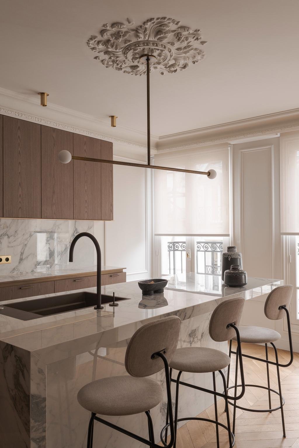 cuisine quartz marbre blanc meuble bois déco laiton lampe