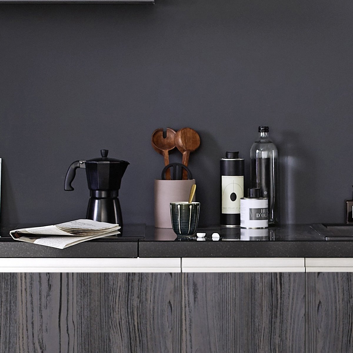 déco noire meuble bois foncé buffet plan de travail granit anthracite