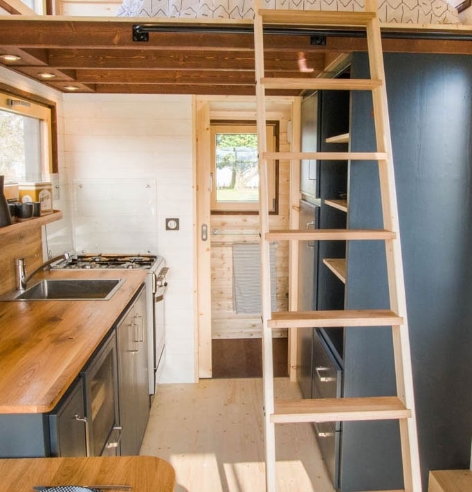 échelle bois mezzanine chambre lit double table de chevet spot lumineux